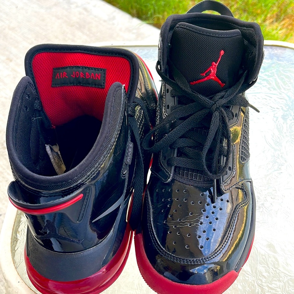 Black/Red Jordans Gently worn and still in great condition